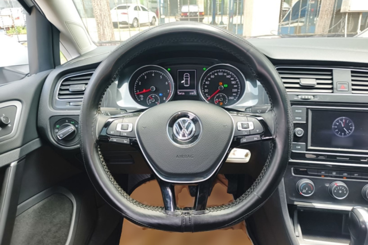 Volkswagen Golf 2018 car image #11