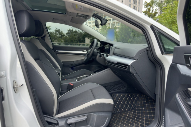 Volkswagen Golf 2025 car image #11