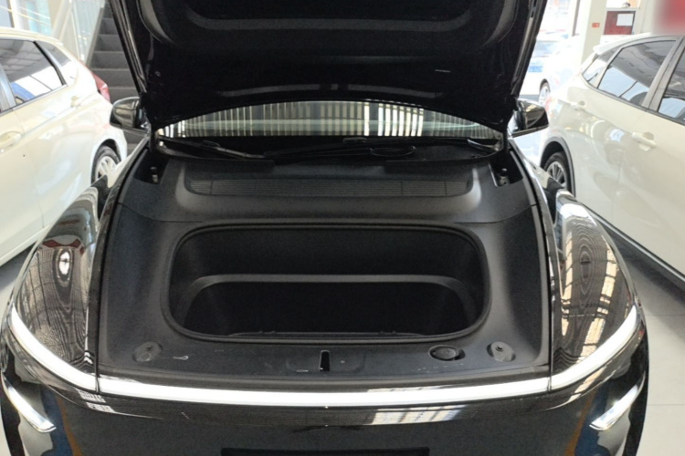Tesla Model Y 2025 #20 Tesla Model Y 2025 car image #20