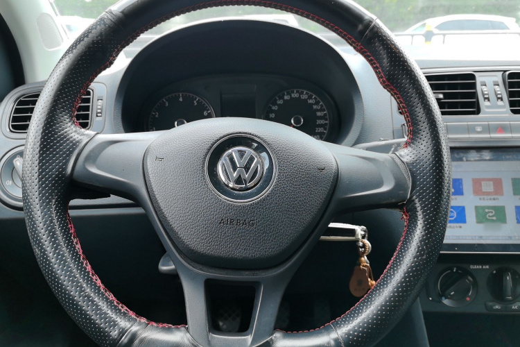 Volkswagen Polo 2017 car image #11
