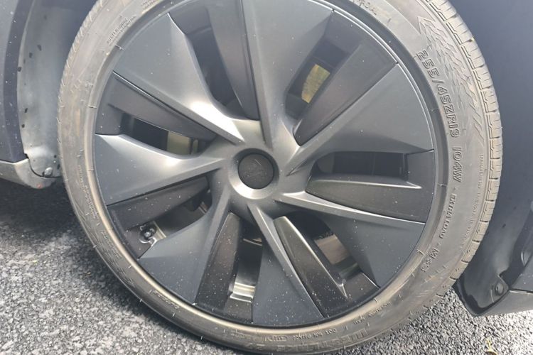 Tesla Model Y 2024 car image #9