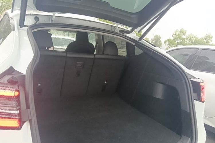 Tesla Model Y 2023 car image #19