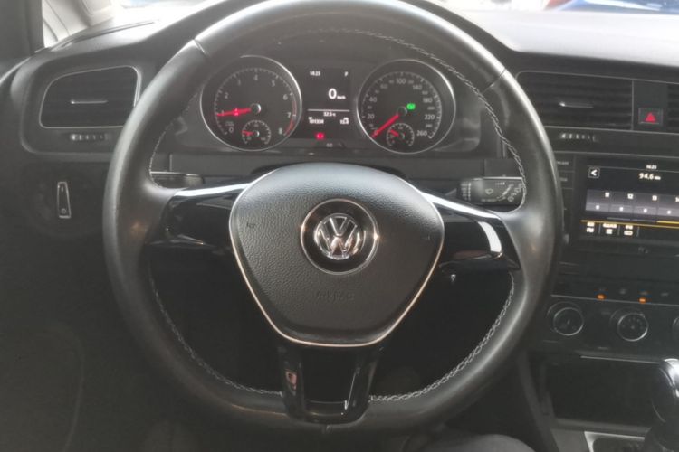 Volkswagen Golf 2017 car image #15