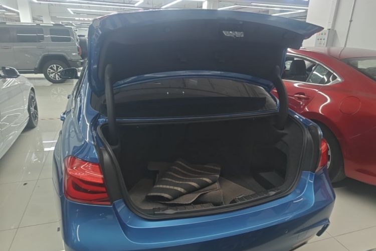 BMW 3 Series 2018 car image #19