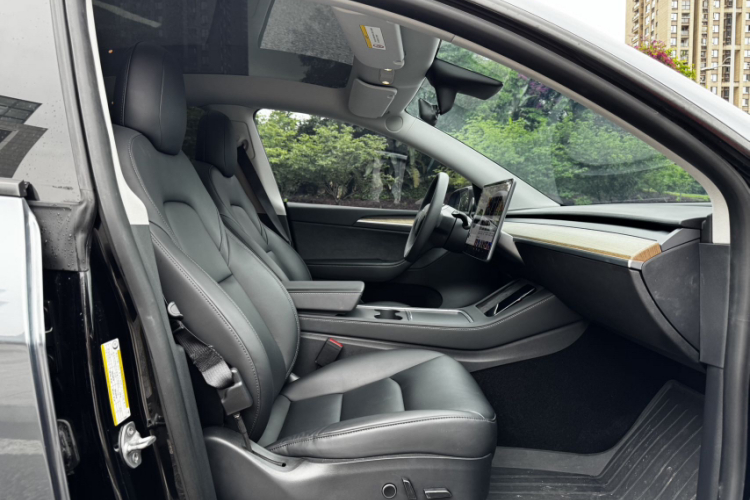 Tesla Model Y 2021 car image #25