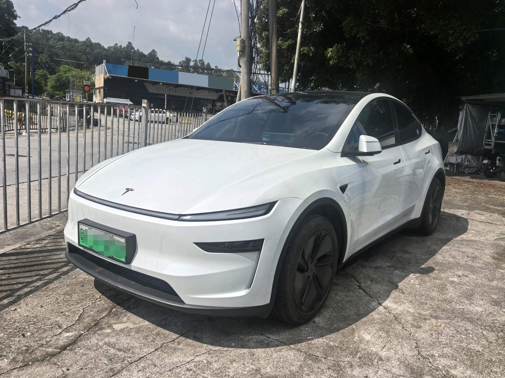 Tesla Model Y 2025 car image 