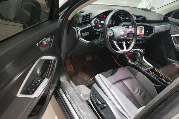 Audi Q3 2021 car image #16