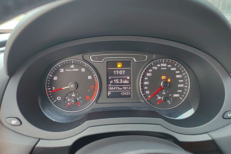 Audi Q3 2015 car image #19
