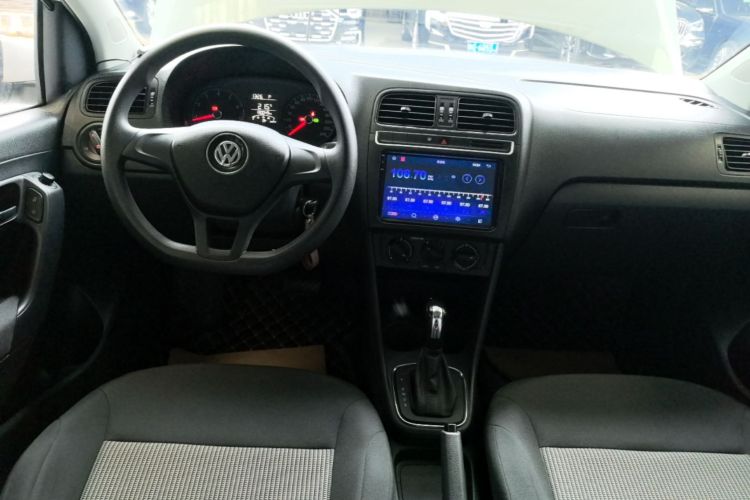 Volkswagen Polo 2017 car image #11