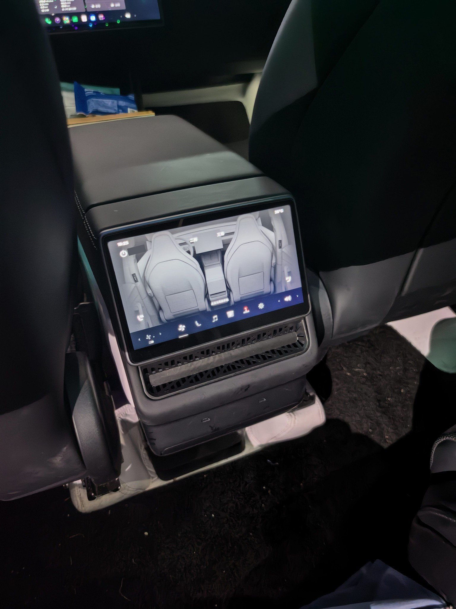 Tesla Model Y L 2025 car image #4