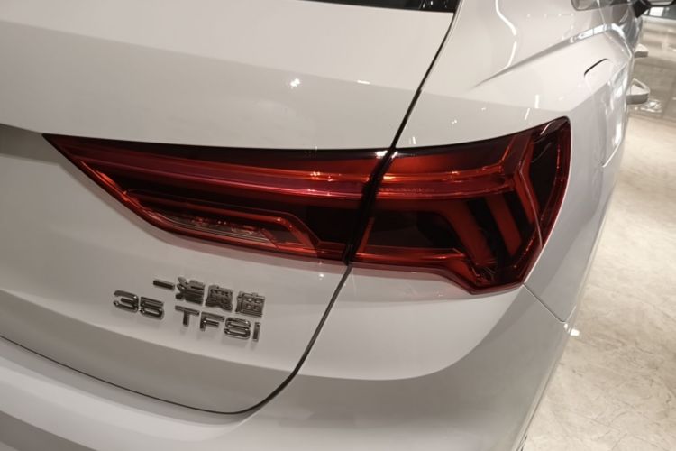 Audi Q3 2022 car image #8