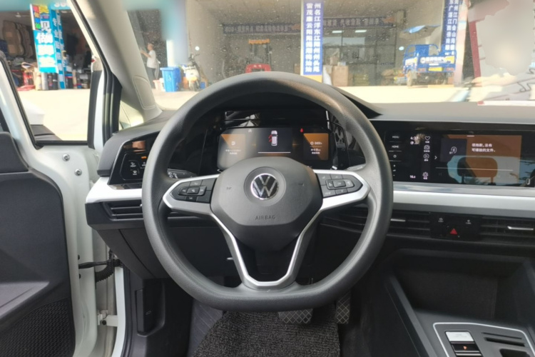 Volkswagen Golf 2023 immagine di auto #11