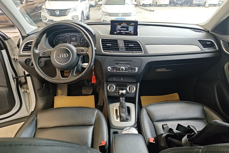 Audi Q3 2015 car image #10