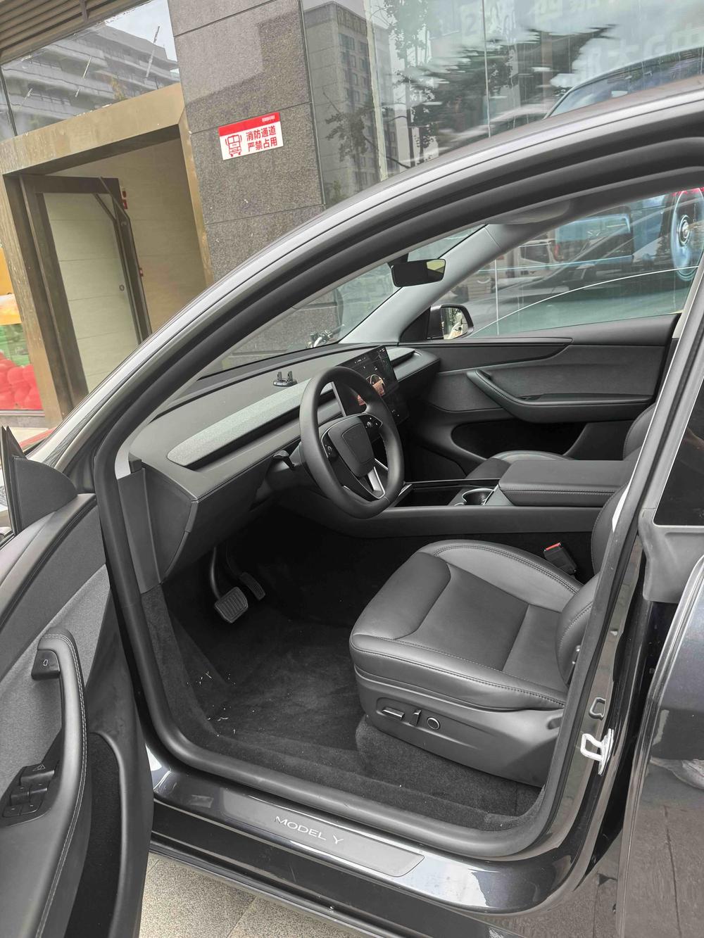 Tesla Model Y 2025 immagine di auto #7
