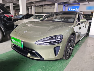 MI SU7 2024 immagine di auto 