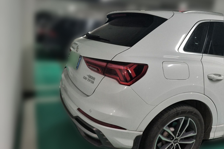 Audi Q3 2022 car image #6
