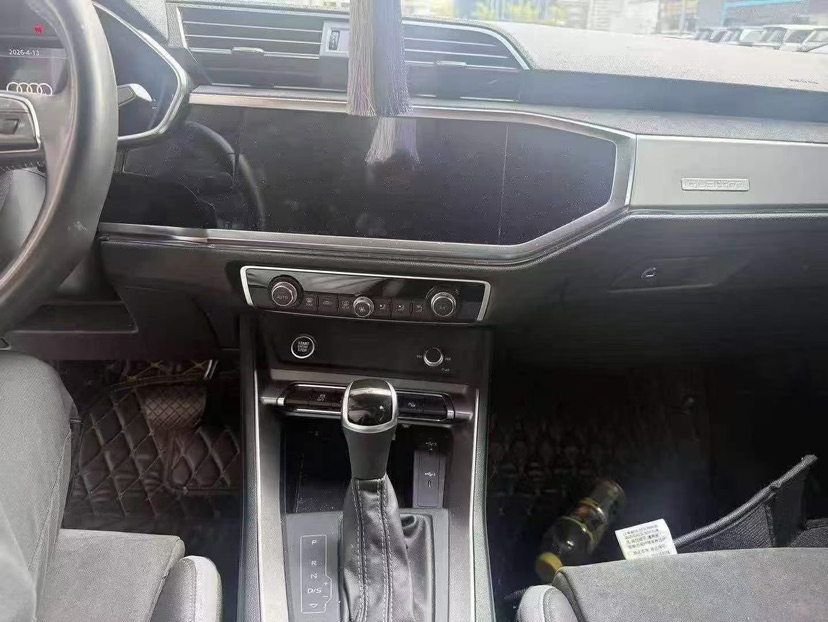 Audi Q3 2022 car image #3