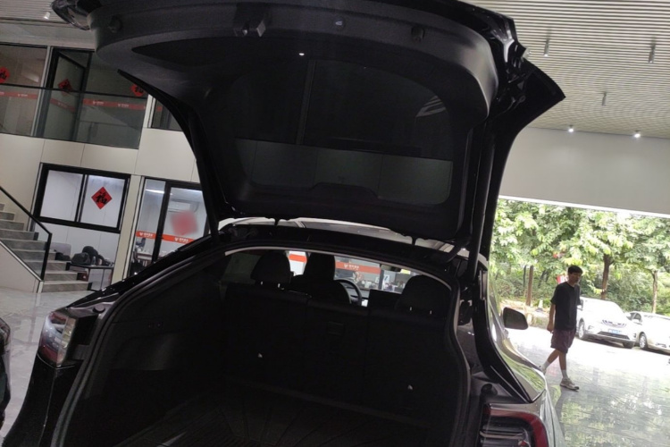 Tesla Model Y 2023 car image #19