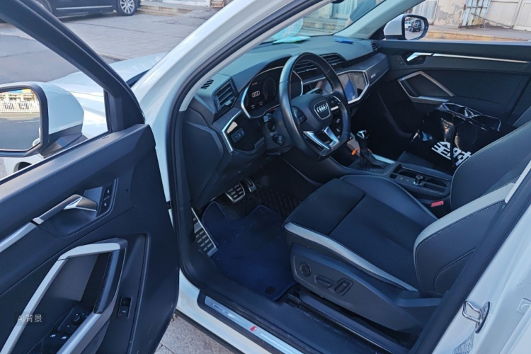 Audi Q3 2022 car image #18