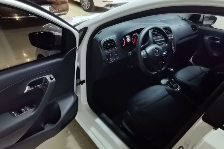 Volkswagen Polo 2016 car image #16