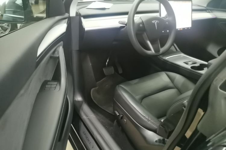 Tesla Model Y 2024 #16 Tesla Model Y 2024 car image #16