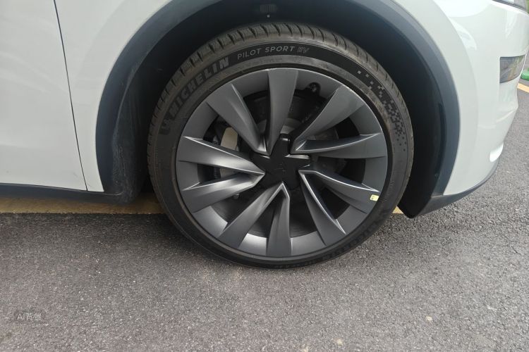 Tesla Model Y 2026 car image #9
