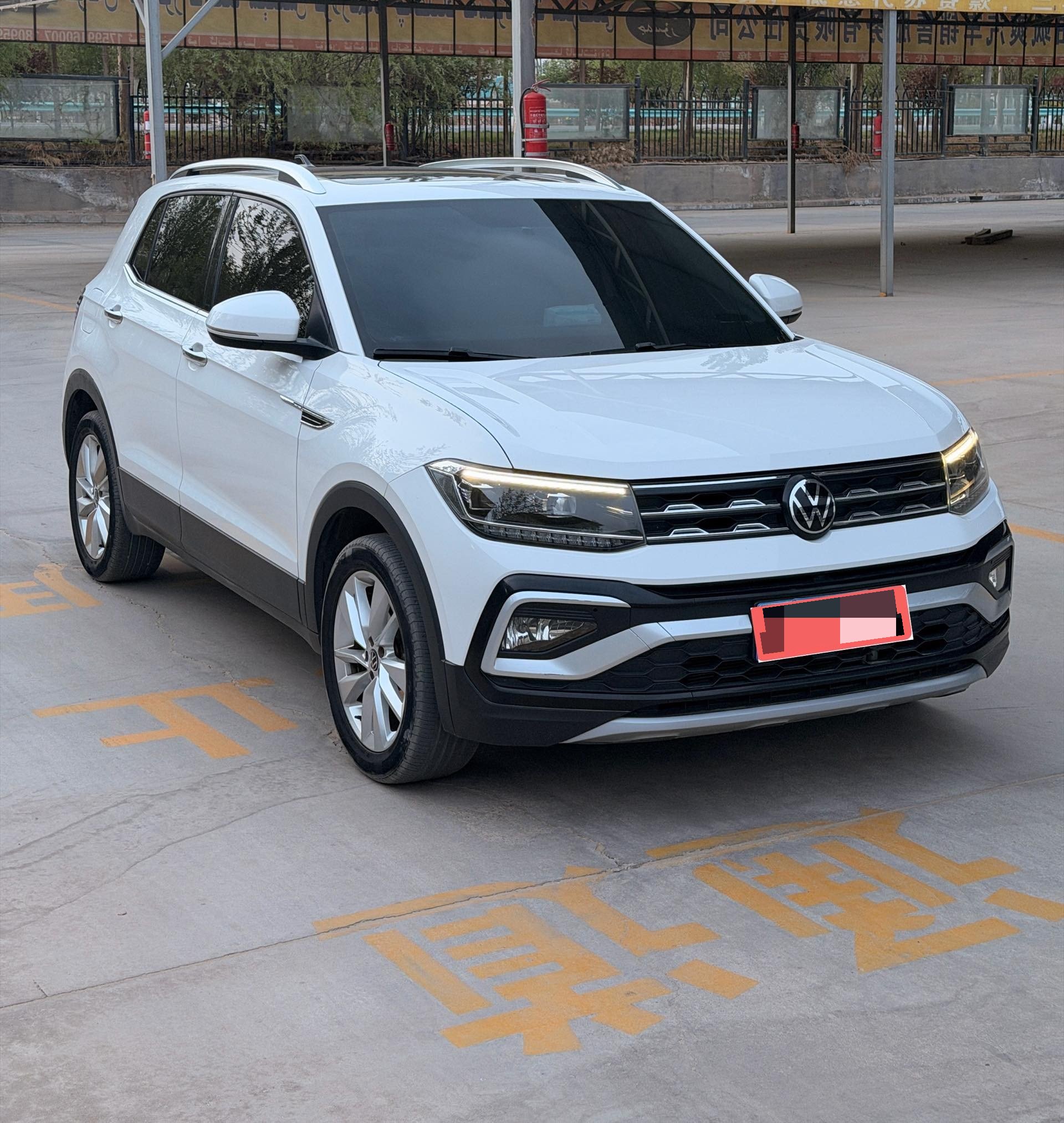 Volkswagen T-Cross 2021 car image #2