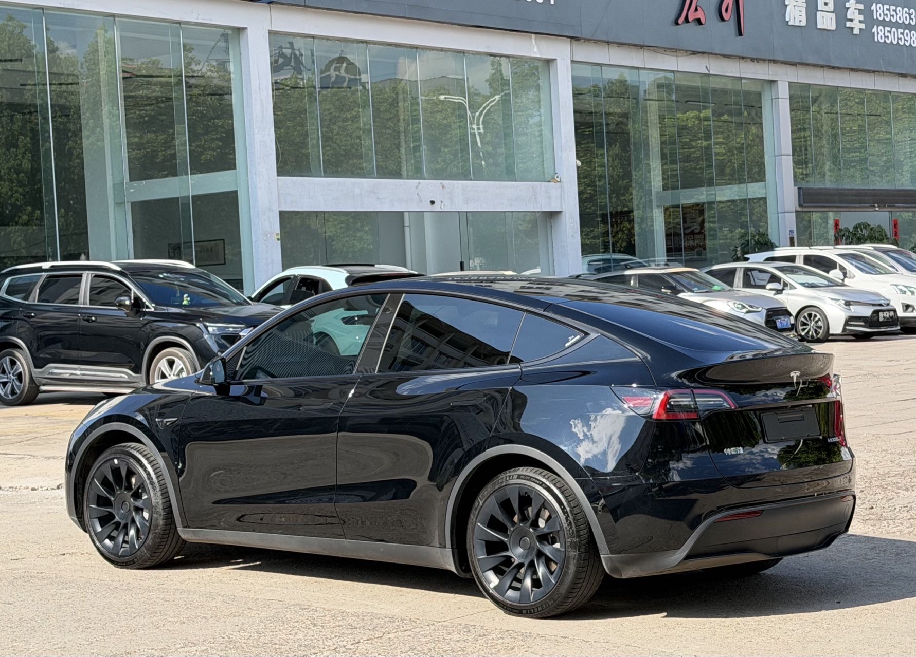 Tesla Model Y 2023 car image #9