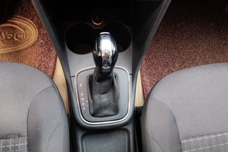 Volkswagen Polo 2015 car image #16