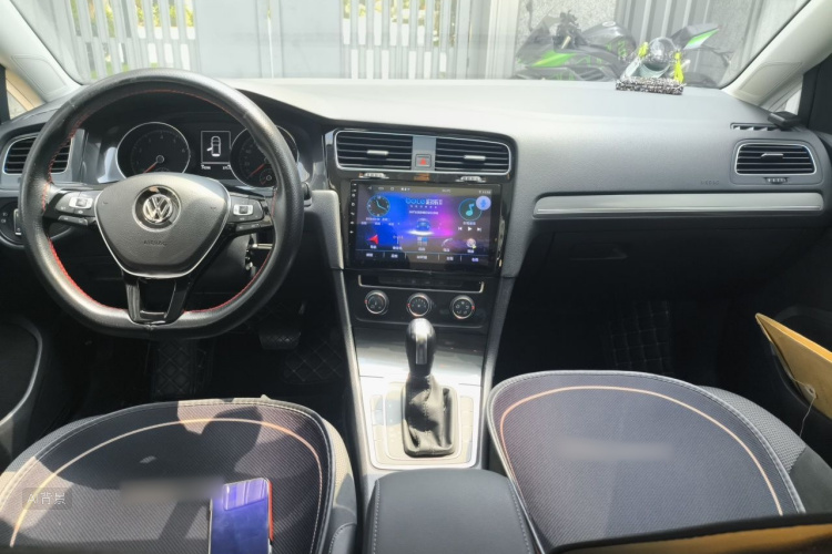 Volkswagen Golf 2019 car image #11