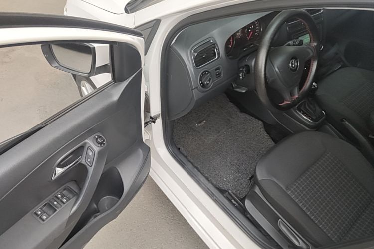 Volkswagen Polo 2015 car image #16