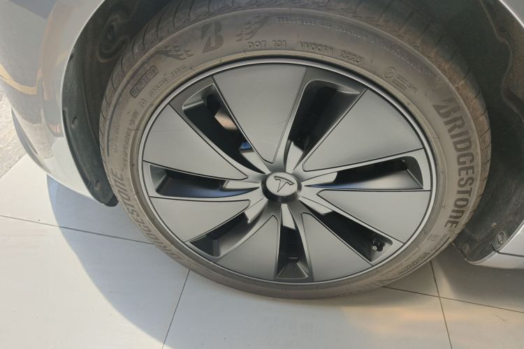Tesla Model 3 2025 car image #9