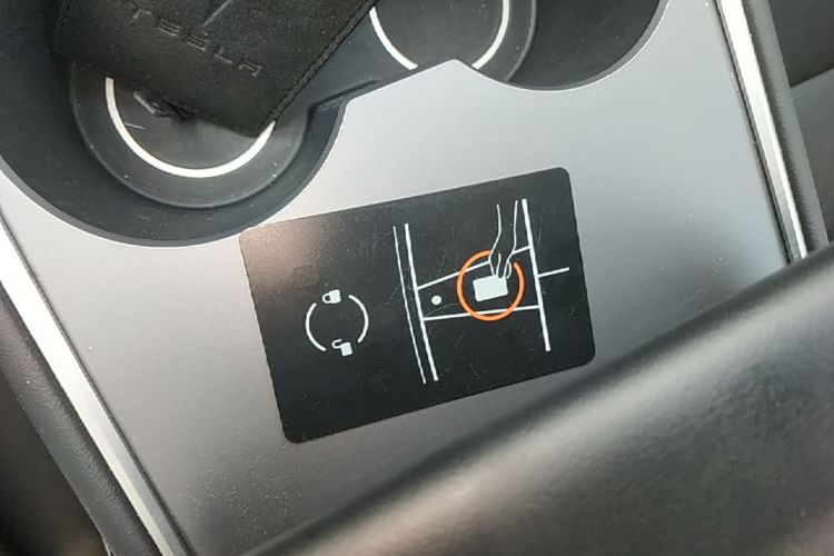 Tesla Model Y 2023 car image #9