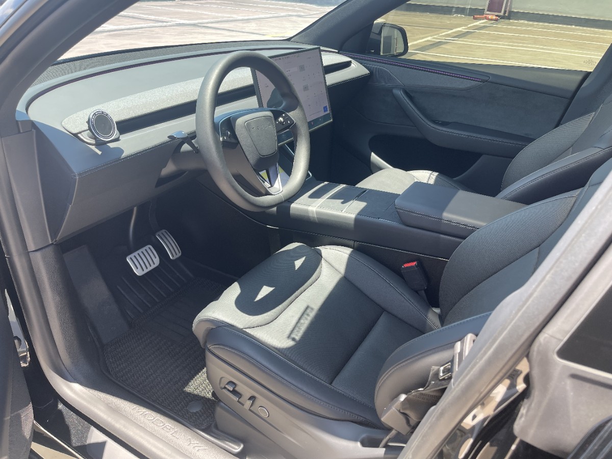 Tesla Model Y L 2025 car image #10