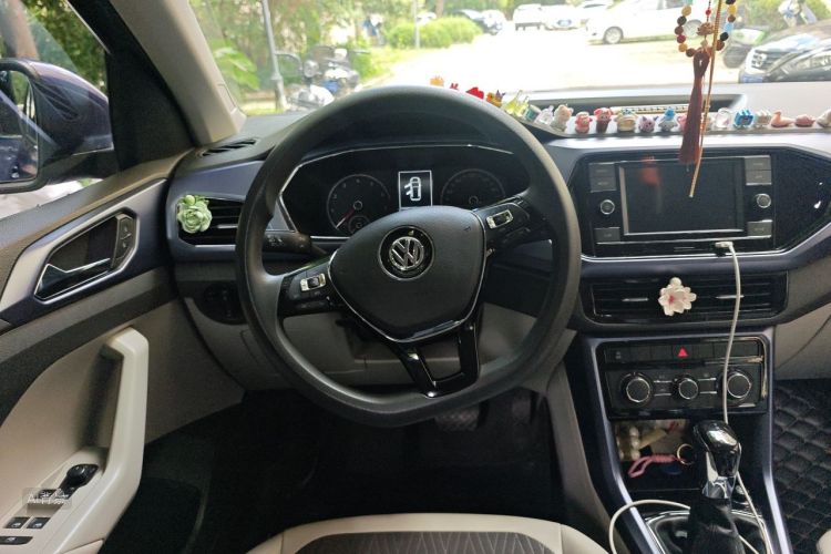 Volkswagen T-Cross 2019 car image #12