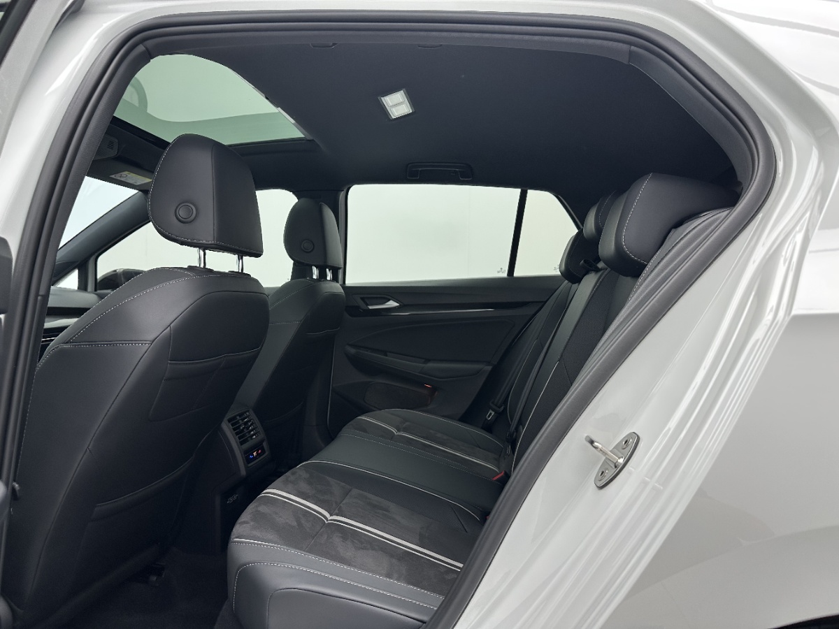 Volkswagen Golf 2023 car image #6
