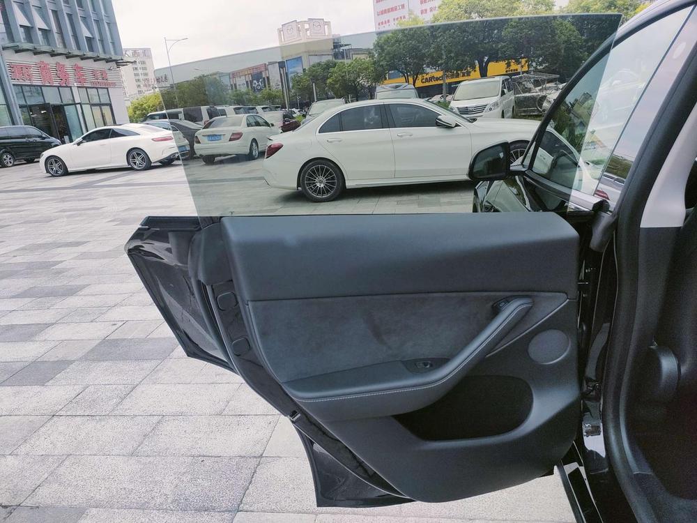 Tesla Model Y 2021 car image #25