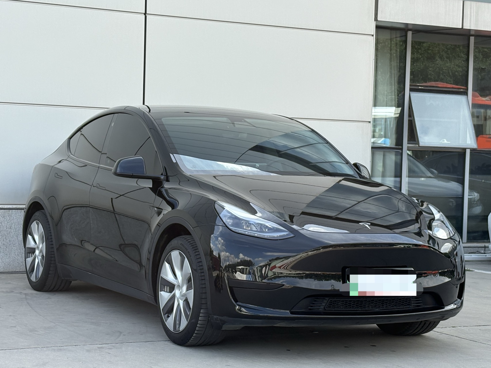 Tesla Model Y 2023 car image #2