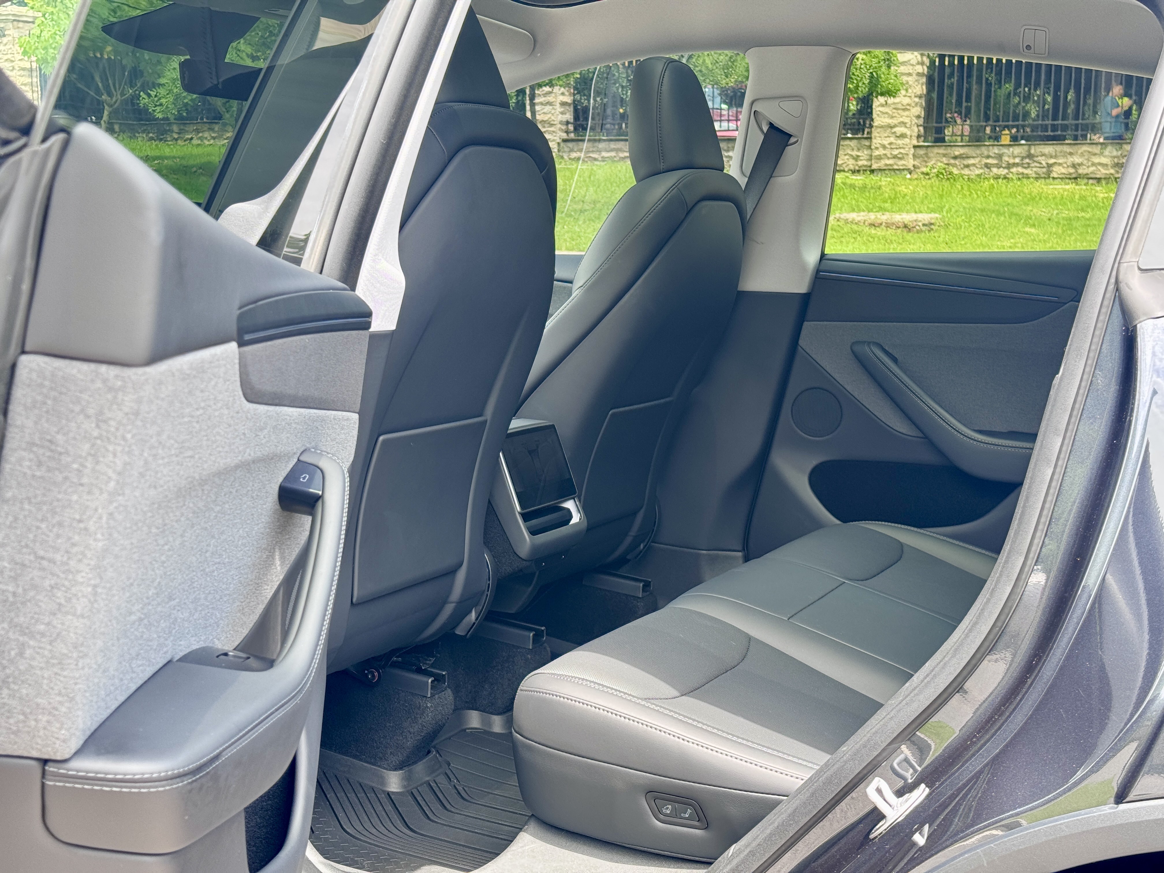 Tesla Model Y 2025 #12 Tesla Model Y 2025 car image #12
