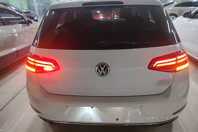 Volkswagen Golf 2018 car image #6