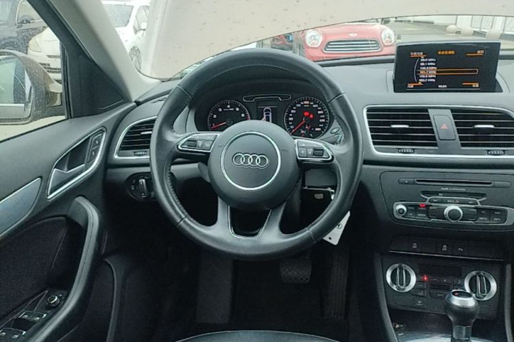 Audi Q3 2016 car image #11