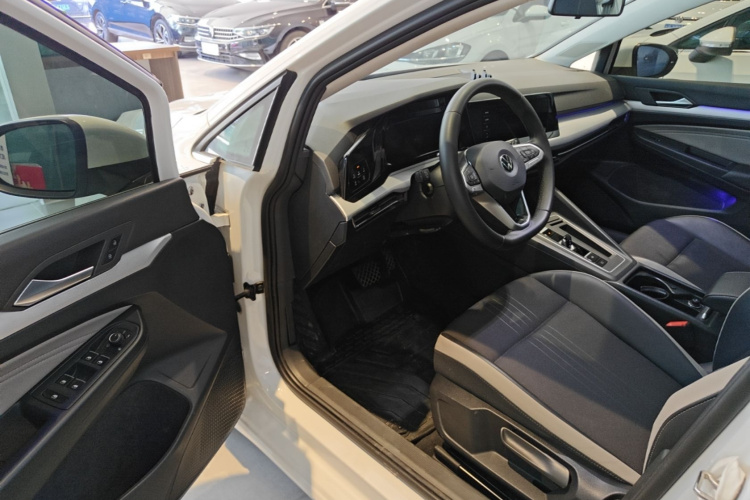 Volkswagen Golf 2024 car image #16