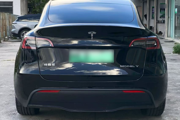 Tesla Model Y 2023 #5 Tesla Model Y 2023 car image #5