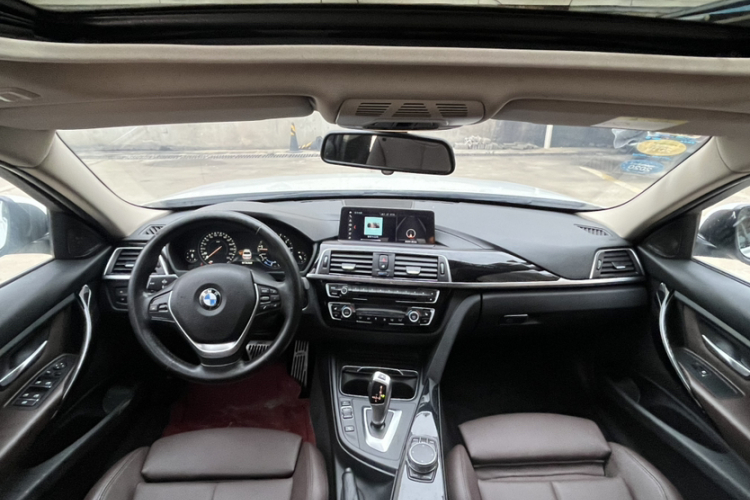 BMW 3 Series 2018 car image #16
