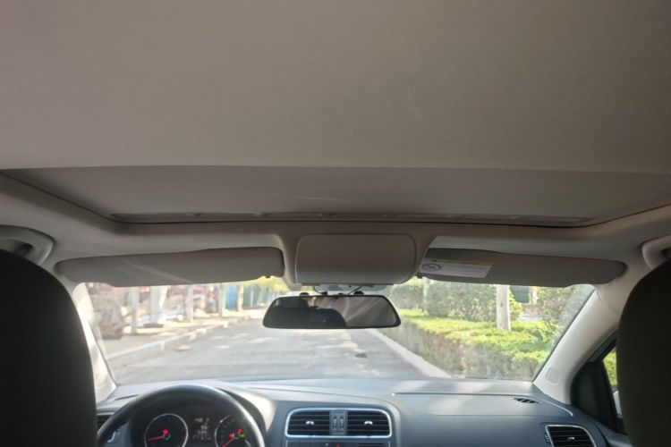 Volkswagen Polo 2016 car image #18