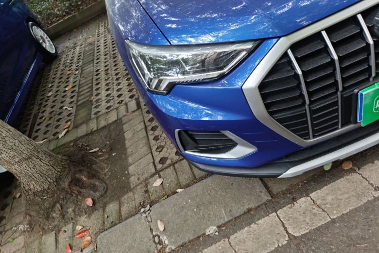 Audi Q3 2019 car image #8