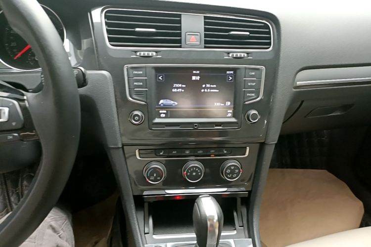 Volkswagen Golf 2017 car image #13