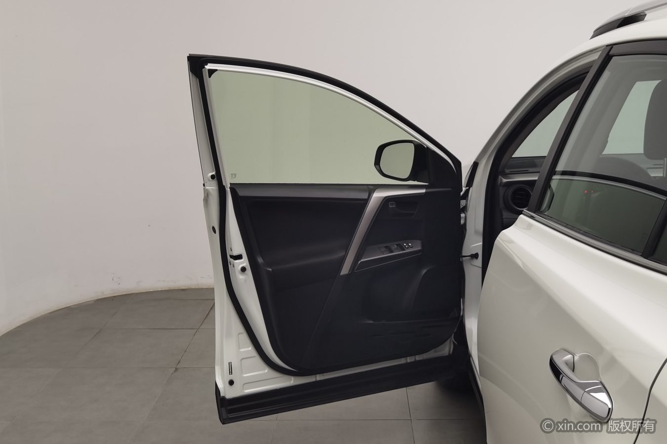 Toyota RAV4 2017 صورة سيارة #8