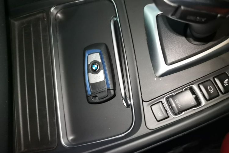 BMW 3 Series 2019 car image #9
