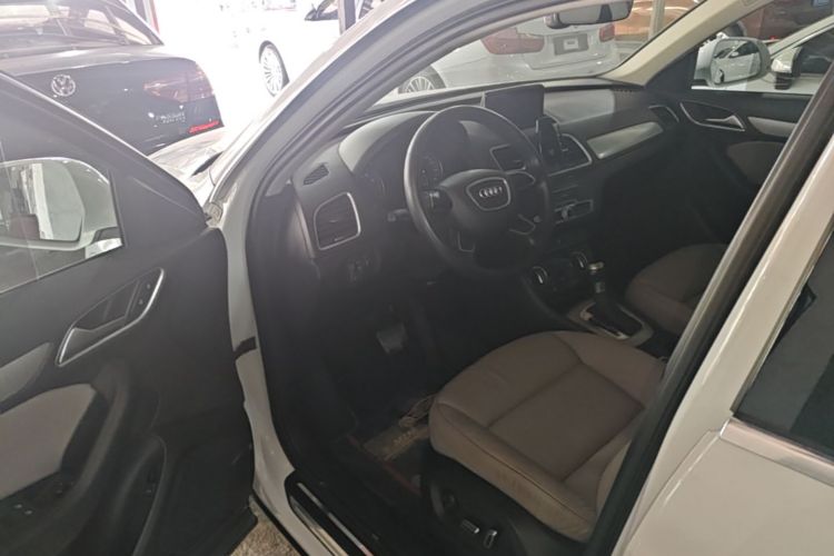 Audi Q3 2018 car image #16